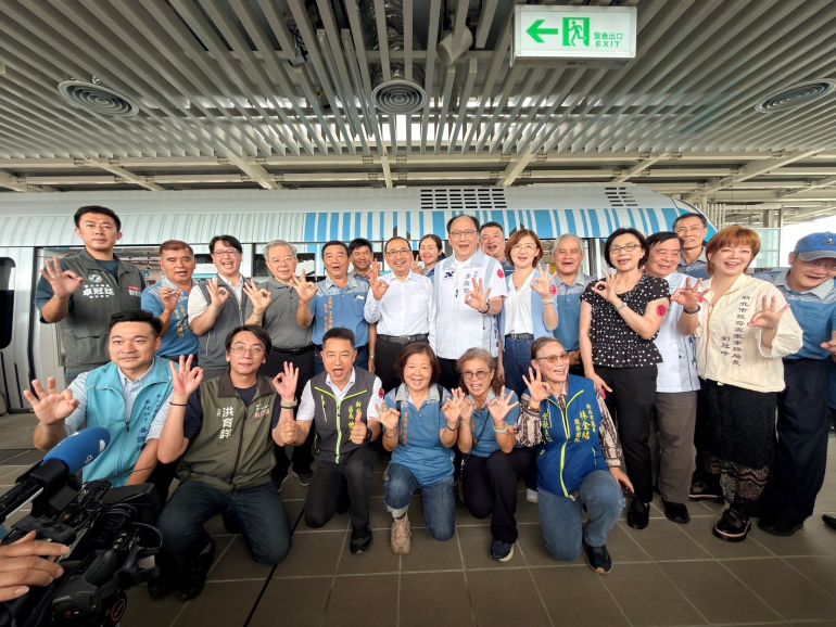 藝術開進捷運! 三鶯線主題彩繪列車開箱 41 《圖說》侯友宜市長與出席貴賓合影。〈捷運局提供〉