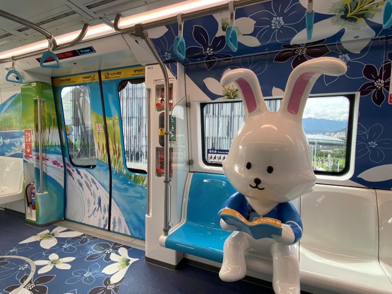 藝術開進捷運! 三鶯線主題彩繪列車開箱 42 《圖說》三鶯線主題列車結合客家元素。〈捷運局提供〉