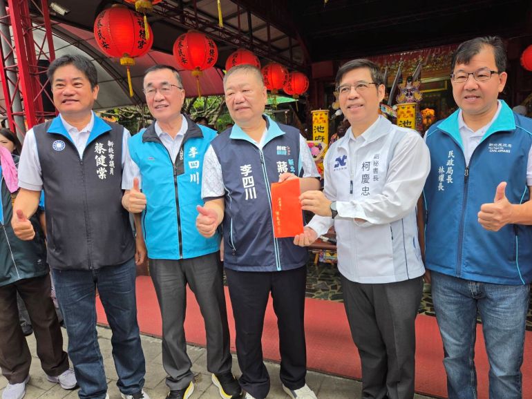 祈願合境平安 新莊保元宮250週年巡營遶境起駕 47 《圖說》市府副秘書長柯慶忠代表市長侯友宜致贈,新北市議長、中港福德宮主任委員蔣根煌功德金,右一為民政局長林耀長。〈民政局提供〉