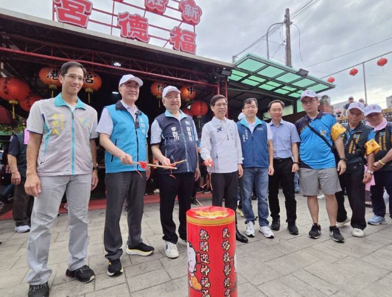 祈願合境平安 新莊保元宮250週年巡營遶境起駕 48 《圖說》市府副秘書長柯慶忠、保元宮主任委員徐勝男、,新北市議長、中港福德宮主任委員蔣根煌共同點燃馬炮。〈民政局提供〉