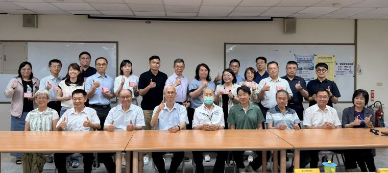 從教學領導到AI行政 新北培訓18位新校長迎戰教育新時代 19 《圖說》115學年度總計18位初任校長派任至學校就任,透過本日研討會的分享,讓校長們提早了解學校的行政運作, 後排左六初任校長---陳雯宜。〈教育局提供〉