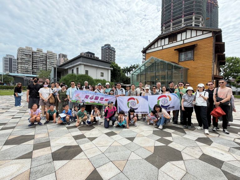 百年鐵道遇見幸福家庭 台電北北區親子日歡笑滿園區 4 《圖說》台電北北區處「員工親子一日遊」活動,同仁攜家帶眷走訪國立臺灣博物館鐵道部園區。〈北北區處提供〉