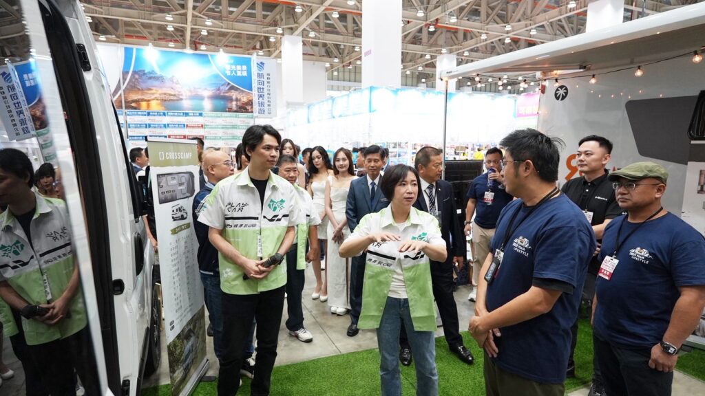 何欣純參觀台中新車大展 強調會展產業就是經濟伸展台 33 S 267894815