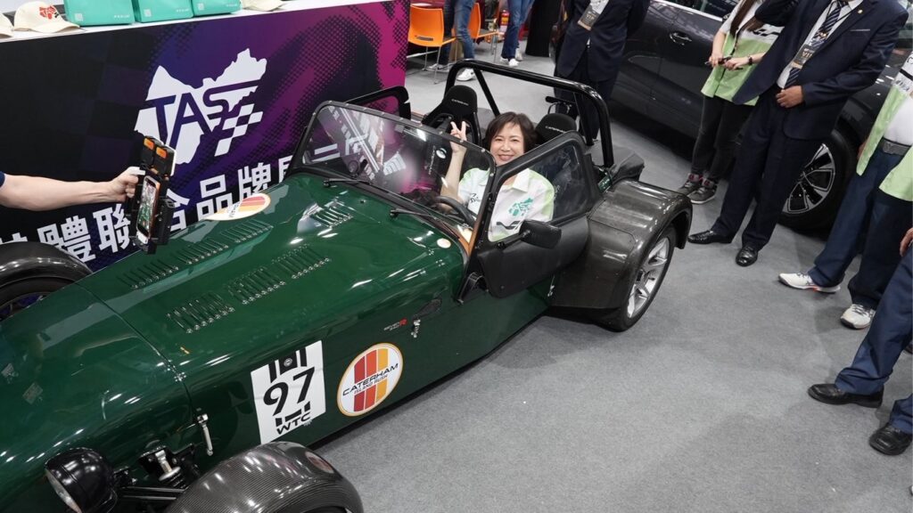 何欣純參觀台中新車大展 強調會展產業就是經濟伸展台 34 S 267894818