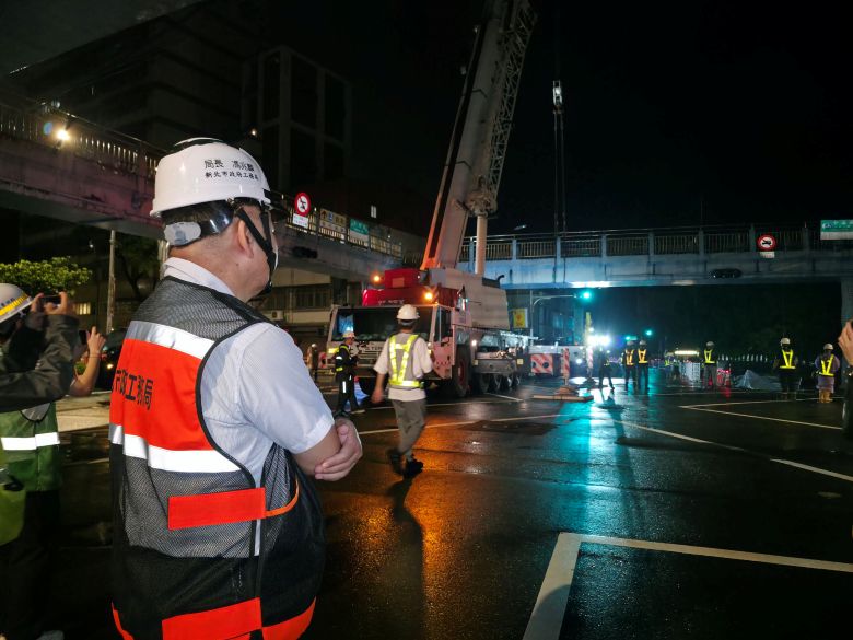 安全通學路接棒登場 三峽中正陸橋功成身退謝幕 29 《圖說》工務局長馮兆麟深夜視察三峽區中正陸橋拆除工程。〈工務局提供〉二