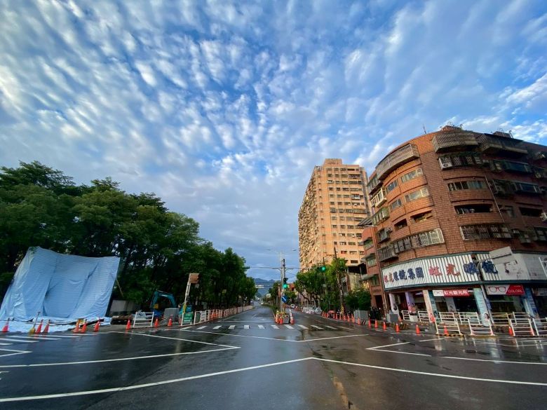 安全通學路接棒登場 三峽中正陸橋功成身退謝幕 30 《圖說》三峽區中正陸橋完成拆除作業,恢復開闊視野,未來將結合安溪國中周邊通學環境改善工程,打造更安全友善的人行空間。〈工務局提供〉