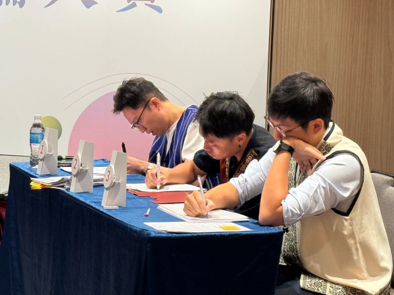 返鄉還是留都市?斜槓或專職? 新北原青直球交鋒談未來 48 《圖說》參賽青年專注聆聽,預備接棒辯論攻防。〈原民局提供〉