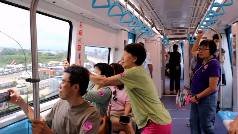 捷運成果回饋鄉親 三鶯線2300位里民搶先試乘見證幸福啟程 44 《圖說》里民試乘活動熱絡。〈捷運局提供〉