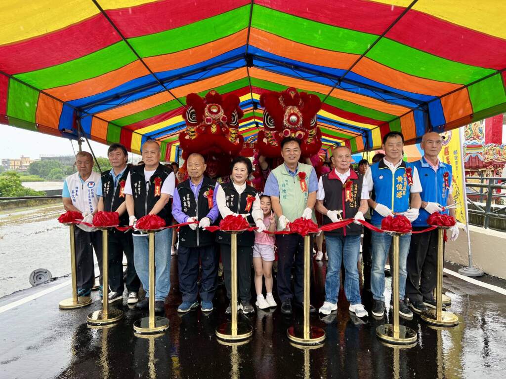 ▲嘉義市嘉邑行善團捐建福興鄉三和村善和橋(中和橋)及元中村農路一、二號橋整修工程,27日舉行完工謝土暨通橋典禮。(圖/記者林明佑翻攝)