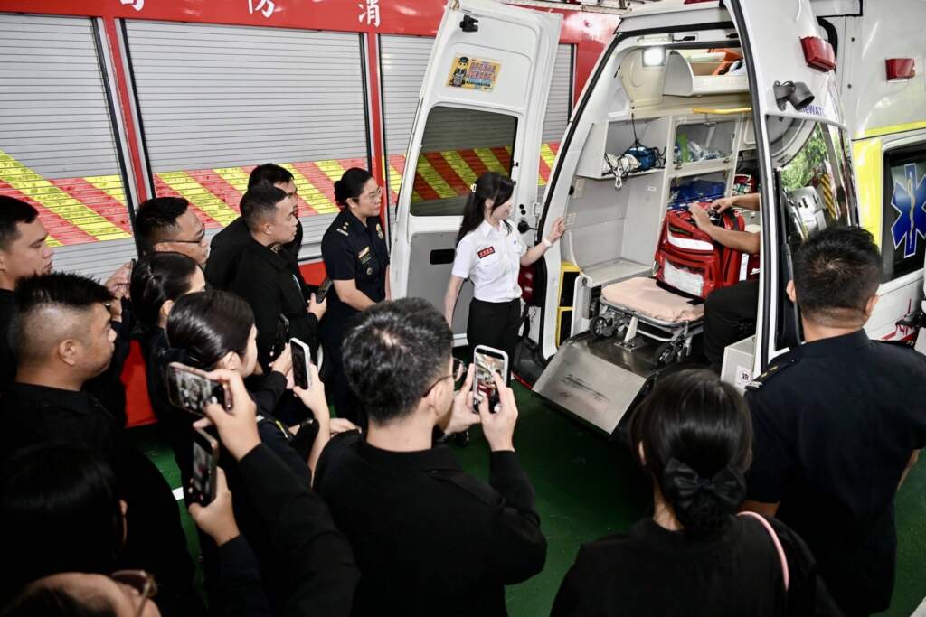 ▲介紹救護車上各項進階救護設備。(圖/彰化縣消防局提供)