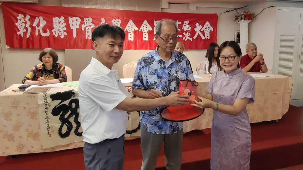 ▲彰化縣甲骨文學會順利完成理事長交接,由楊英鳳接任新任理事長,肩負推廣甲骨文字藝術、弘揚中華文化的重要使命。(圖/記者林明佑翻攝)