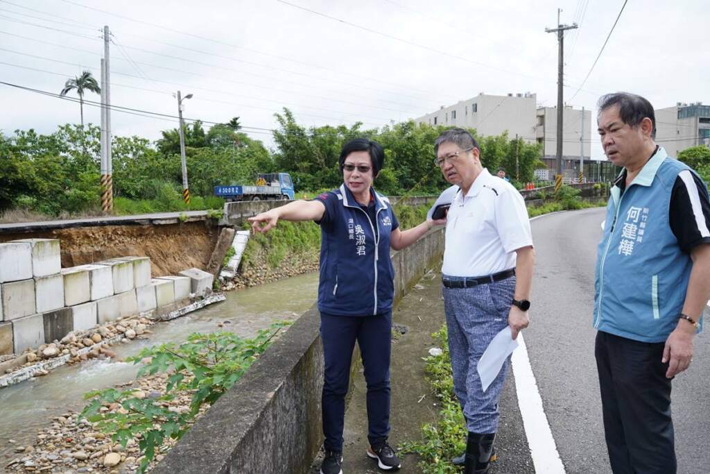 ▲新竹縣長楊文科今日特別會同湖口鄉長吳淑君、新竹縣議員何建樺及湖口鄉民代表會副主席翁紹軒等人,親赴湖口鄉波羅汶溪護岸崩塌一案現場實地勘查。
