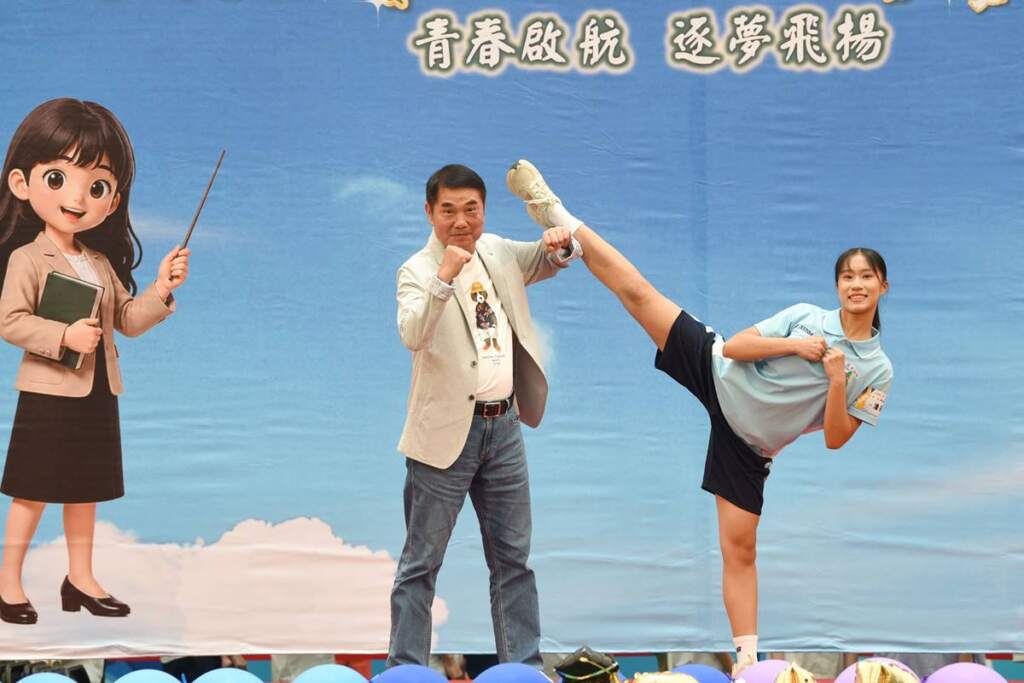 ▲潘筱晴以專長和縣長合影。