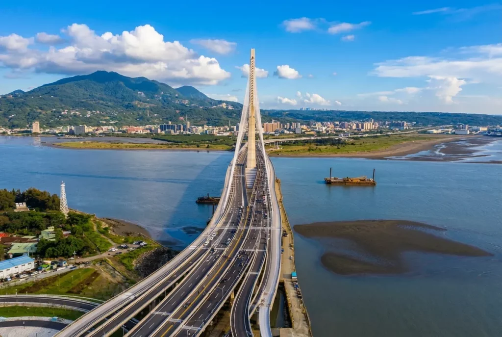 隨著暑假旅遊旺季到來,加上淡江大橋正式通車,淡水成為北台灣親子出遊的人氣目的地。(圖 將捷金鬱金香酒店 提供)