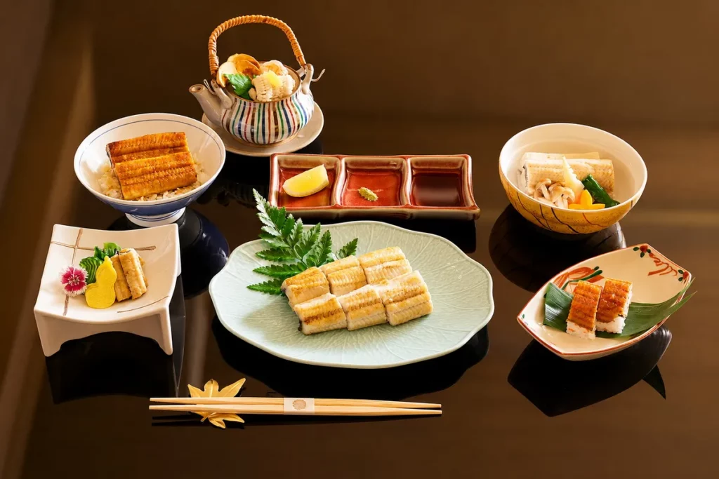 HAYASE日本料理的「鰻魚盡享會席」透過燒、蒸、壽司、炊飯等多元技法呈現鰻魚本身細緻油脂與鮮甜風味。(圖/ JR東日本大飯店台北)