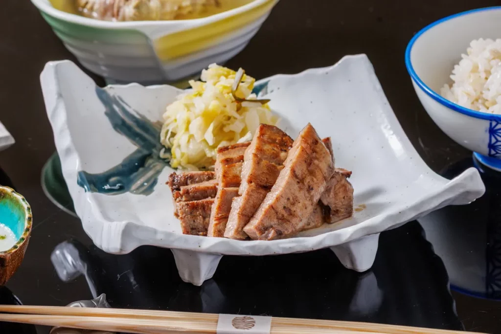「鰻魚盡享會席」的主菜除了「鰻魚白燒」亦可選擇「厚切牛舌」,經熟成後炭火燒烤,外層焦香、內裡柔嫩,展現仙台牛舌料理經典魅力。(圖/ JR東日本大飯店台北)