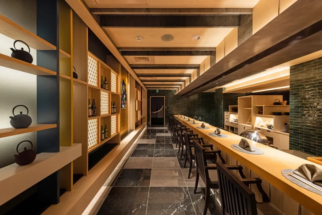 HAYASE日本料理餐廳割烹用餐區,可近距離與主廚團隊互動,在用餐的同時可一面欣賞如藝術般的廚藝技巧。(圖/ JR東日本大飯店台北)