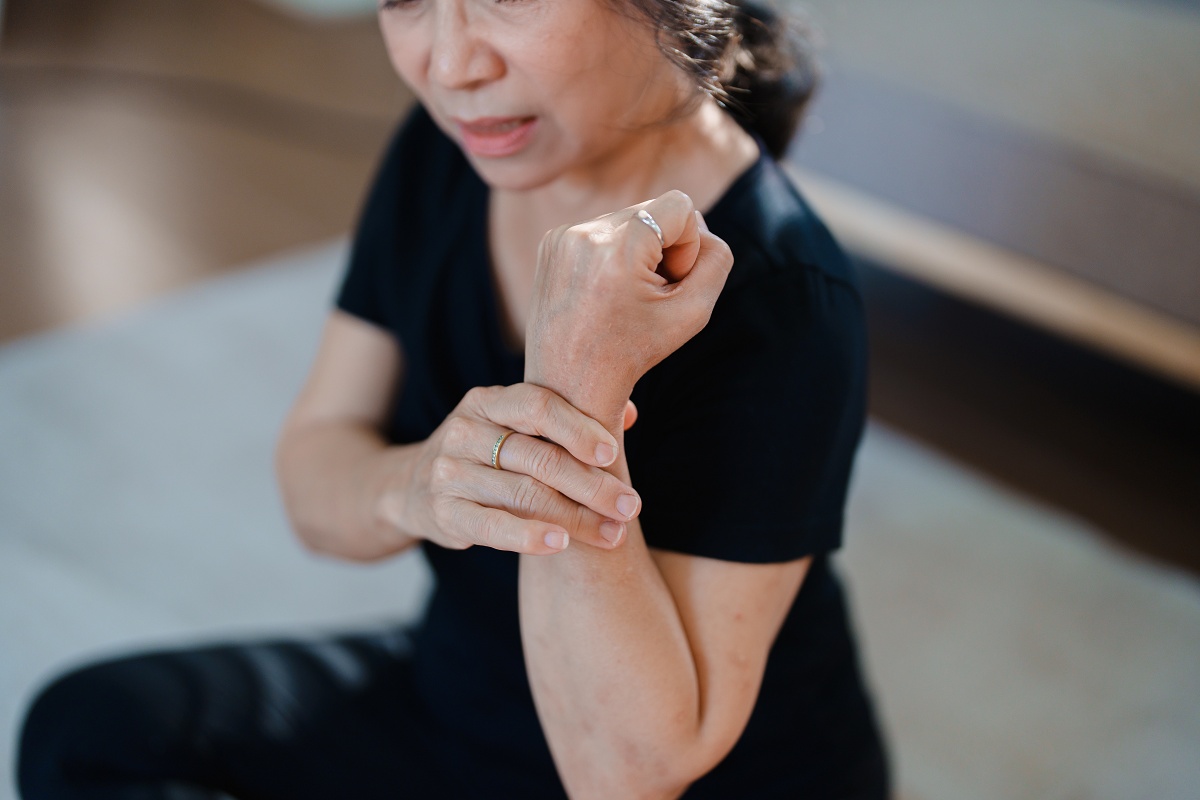手腕、虎口莫名好痛？骨科醫揭原因  教「4招舒緩」改善不適