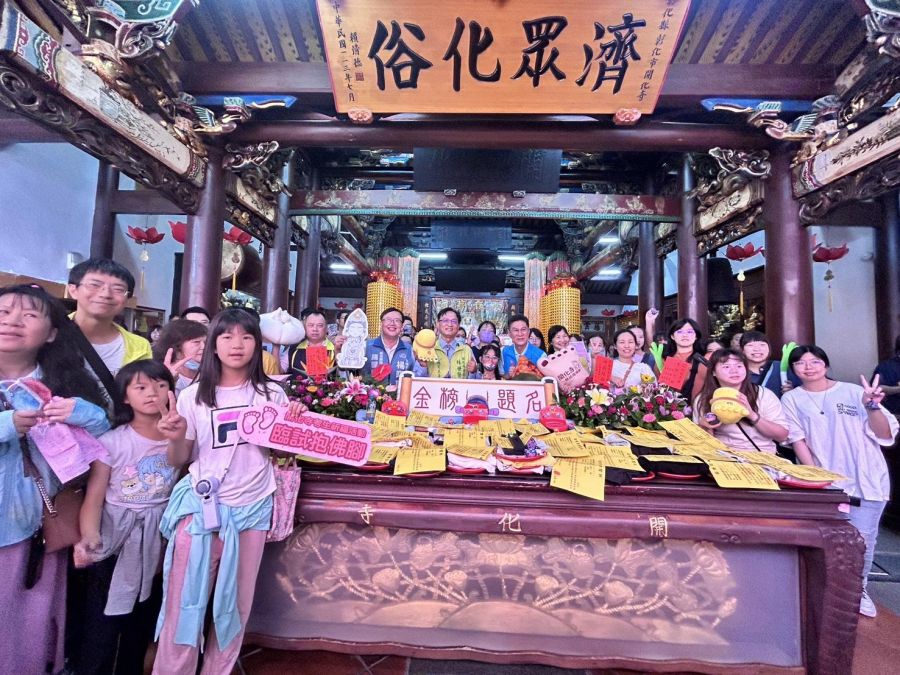 彰化開化寺為考生祈福 考生們在觀音像前臨試抱佛腳