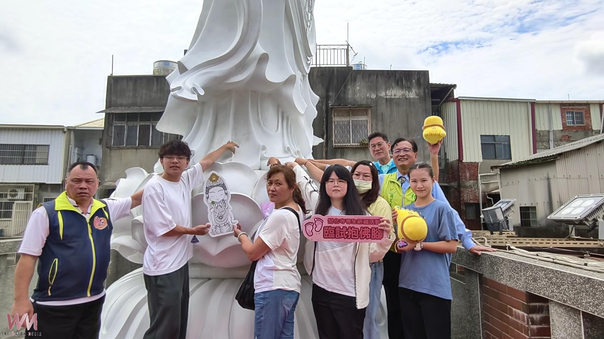 (有影片)/考前真的來抱佛腳!開化寺祈福吸引考生參加 - https://www.watchmedia01.com