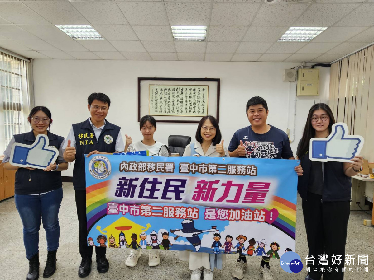 移民署中區事務大隊臺中市第二服務站主任高志偉(左二)祝賀潭子國中畢業生范央沒(左三)獲2026年總統教育獎。