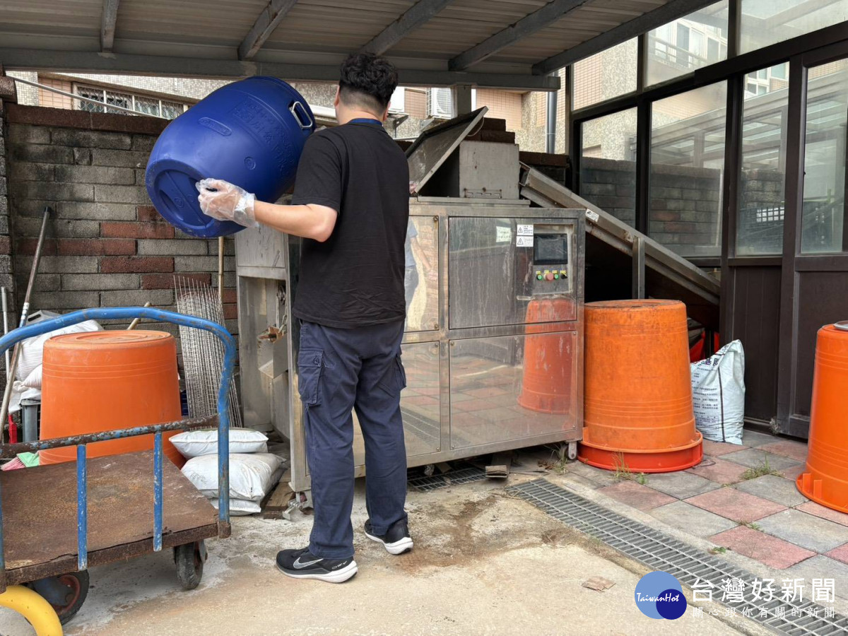 桃園市政府環保局率全國之先推出「商用廚餘機補助計畫」，以協助大型餐飲及團膳業者提前因應政策轉型。