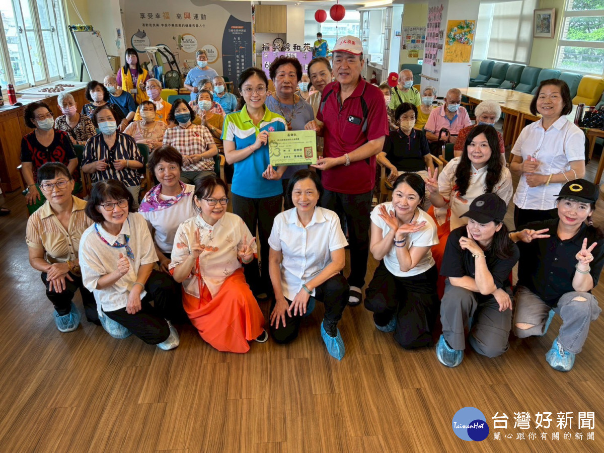亞太鹿港渡假村公益樂團走進秀和苑陪伴長輩。圖／秀傳提供
