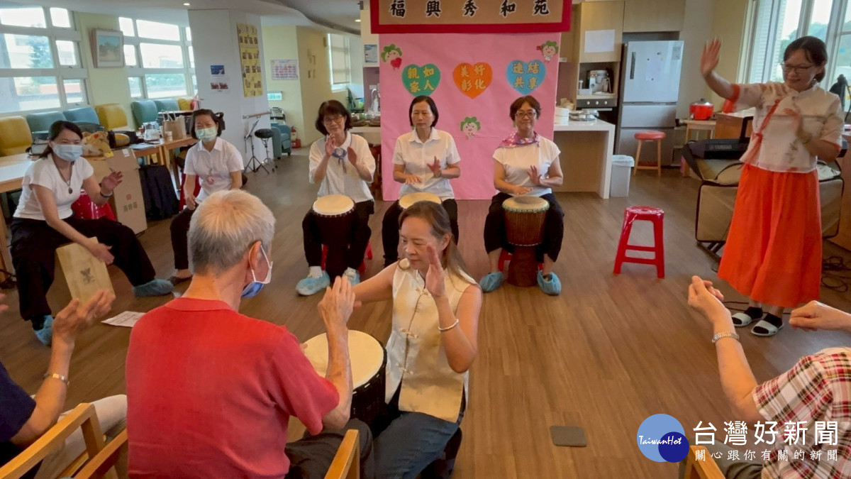 亞太鹿港渡假村公益樂團走進秀和苑陪伴長輩。圖/秀傳提供
