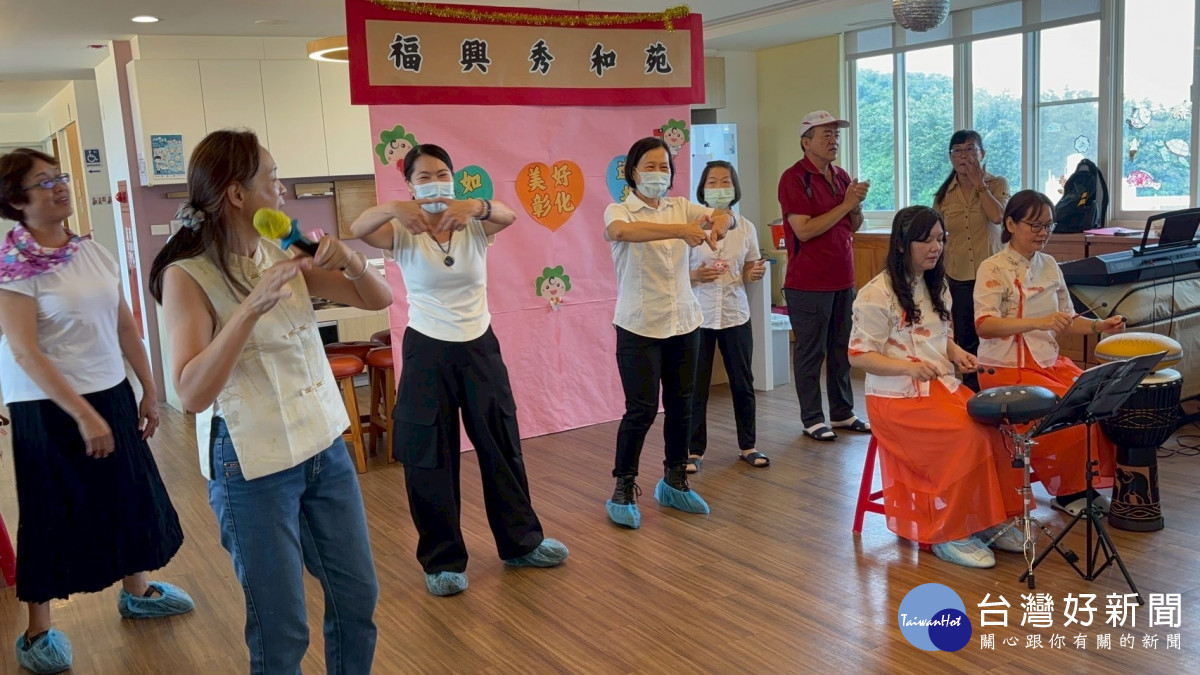 亞太鹿港渡假村公益樂團走進秀和苑陪伴長輩。圖/秀傳提供