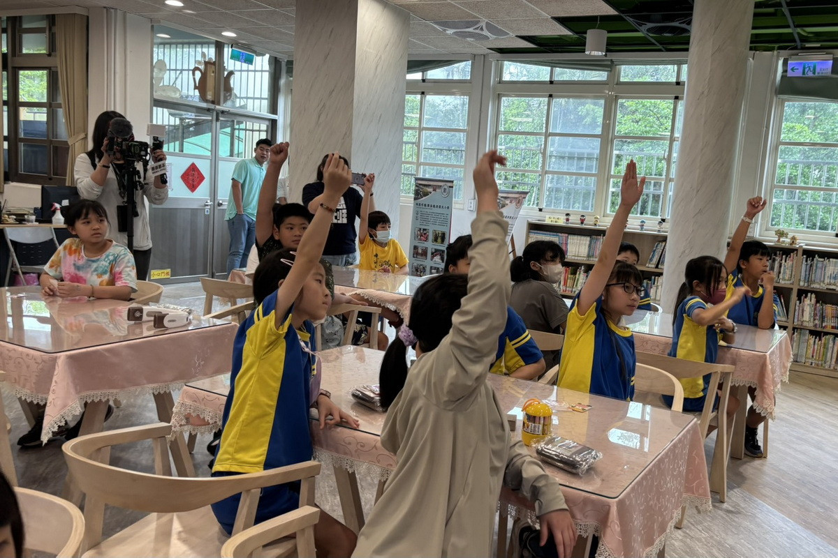 小朋友與講師熱情互動踴躍舉手回答問題。<br /><br /> 