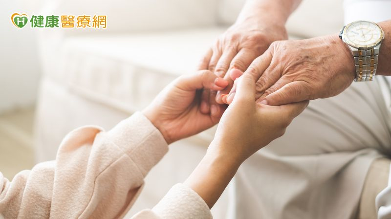 罹癌要跟年邁父母說嗎?癌症年輕化中年患者陷兩難 醫:先思考2個問題