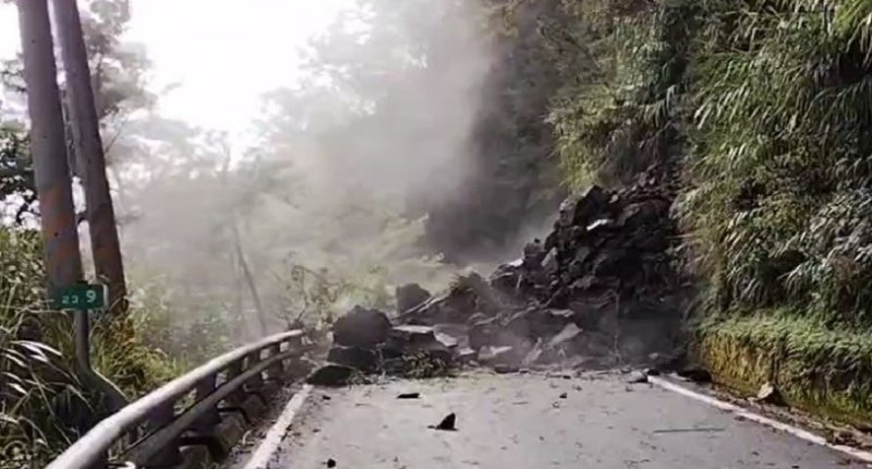天池路段因邊坡坍方道路阻斷 預計今日上午10時搶通