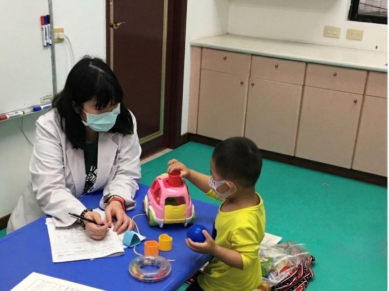 暑假別只玩! 新北兒童發展篩檢送好禮 10 《圖說》衛生局提醒未滿7歲兒童定期完成6次發展篩檢。〈衛生局提供〉