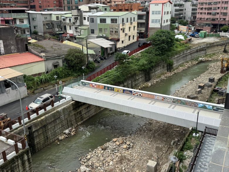 三鶯線通車前再添亮點! 國華站人行陸橋變身陶藝美學廊道 38 《圖說》國華人行陸橋融入陶板藝術。〈捷運局提供〉