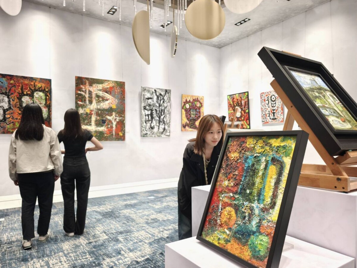 ▲牙醫師跨界藝術家九鬼展出多幅油畫創作,邀民眾走進充滿哲思的幻術劇場。(圖/義享時尚廣場提供)