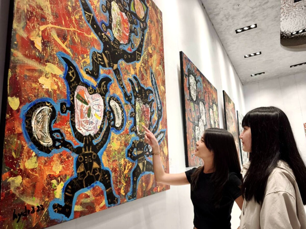 ▲牙醫師跨界藝術家九鬼展出多幅油畫創作，邀民眾走進充滿哲思的幻術劇場。（圖/義享時尚廣場提供）