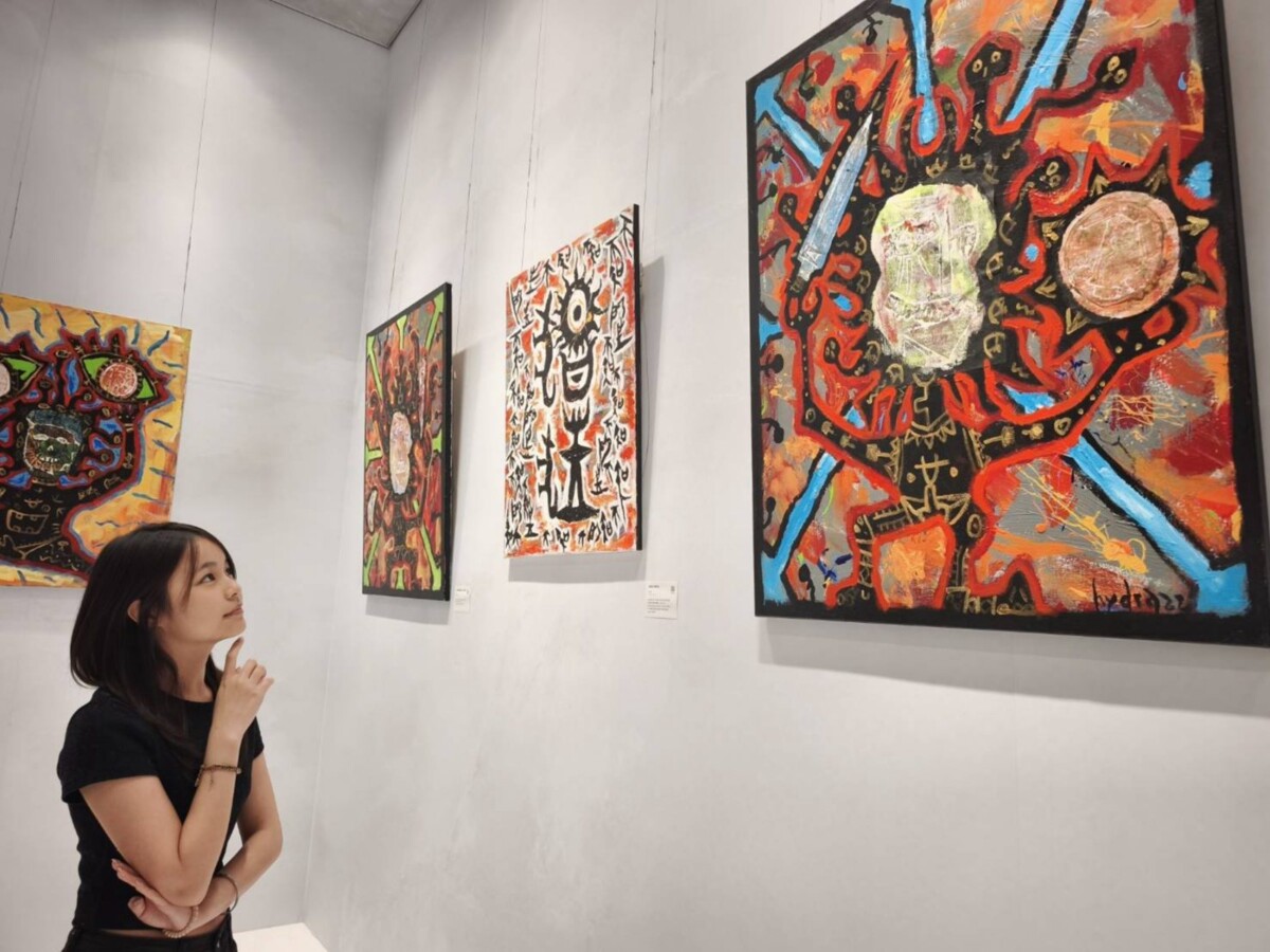 ▲牙醫師跨界藝術家九鬼展出多幅油畫創作，邀民眾走進充滿哲思的幻術劇場。（圖/義享時尚廣場提供）
