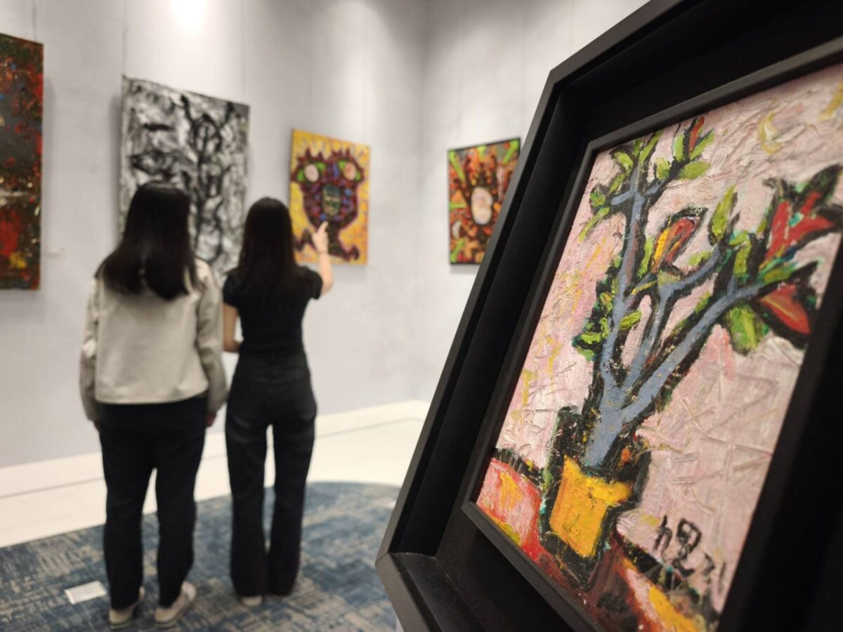 ▲牙醫師跨界藝術家九鬼展出多幅油畫創作，邀民眾走進充滿哲思的幻術劇場。（圖/義享時尚廣場提供）