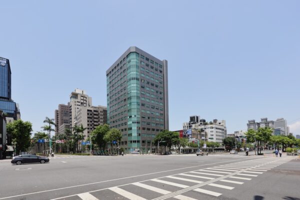 「震大懷喆」坐落仁愛路二段,具林蔭大道首排與座北朝南條件。圖/業者提供