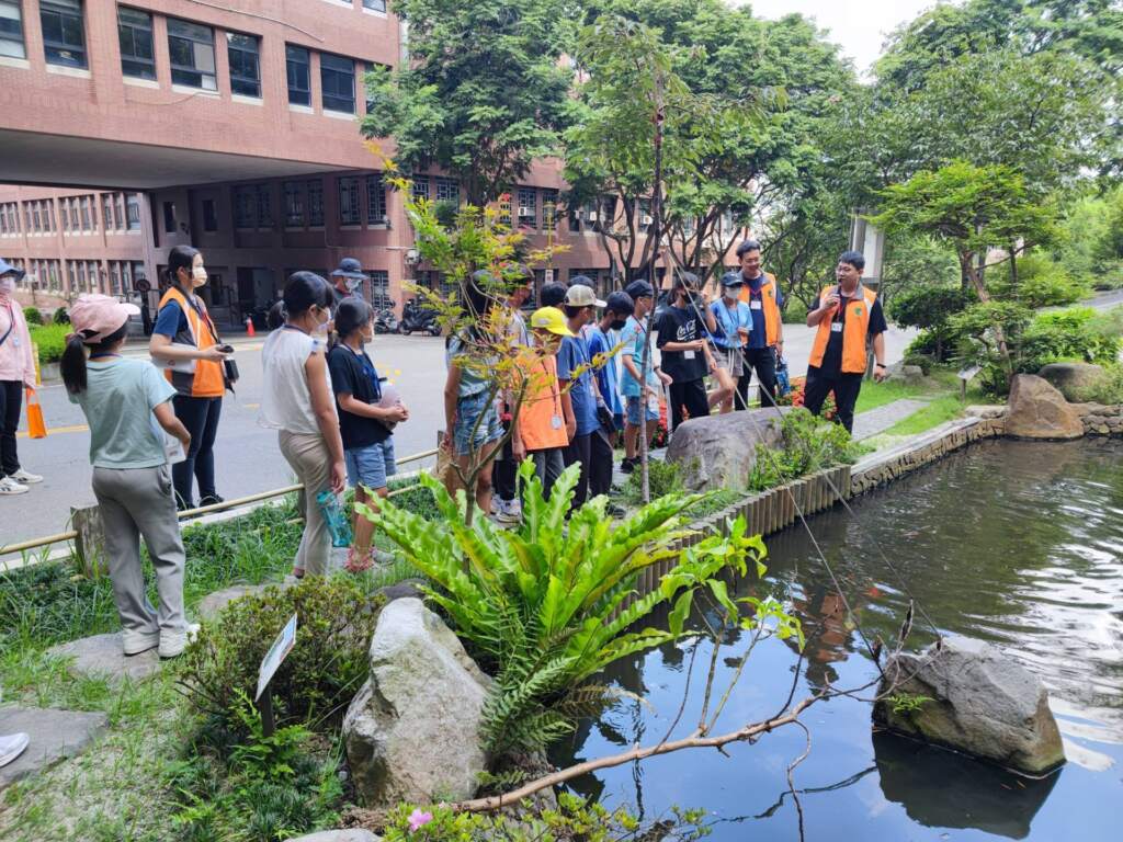 ▲大葉大學學生介紹學校如何節水。(圖/記者林明佑翻攝)