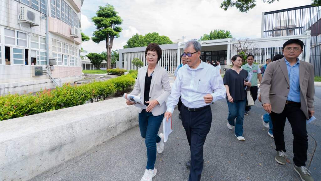 ▲立法委員陳素月今日邀請教育部鄭英耀部長訪視彰化,除了解地方學校設備設施的需求外,也到訪彰化縣唯一的青聚點。(圖/記者林明佑翻攝)