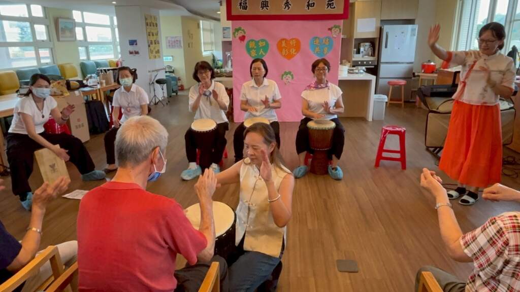 ▲福興秀和苑日照中心邀請亞太鹿港渡假村公益樂團蒞臨公益演出，透過精彩的音樂、舞蹈及互動表演，陪伴長輩度過一個充滿歡笑與感動的美好時光。（圖／記者林明佑翻攝）
