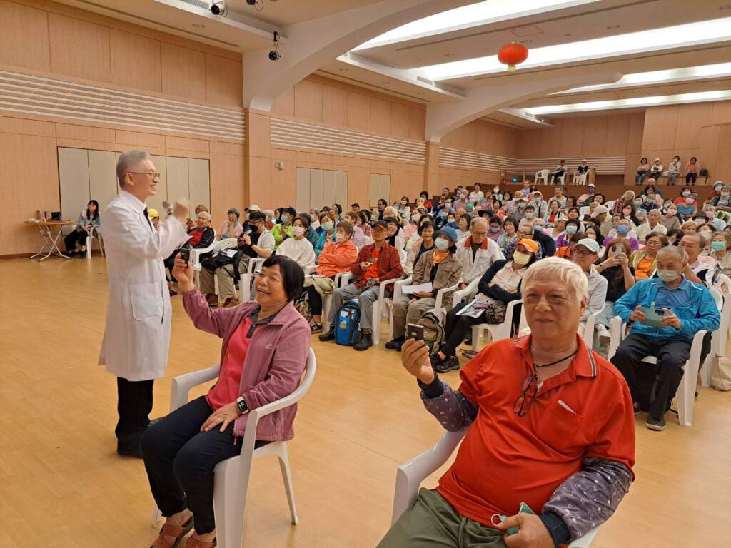▲李嘉富醫師在演講中，邀請兩位長輩測試情緒波動感知。