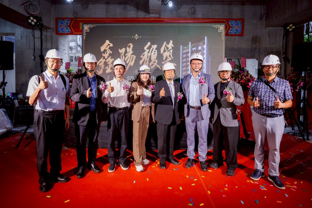 圖說1 龍昊建設鑫陽馥築建案上梁典禮，董事長李國晴（左五）、總經理鄭浩竹（左四）偕