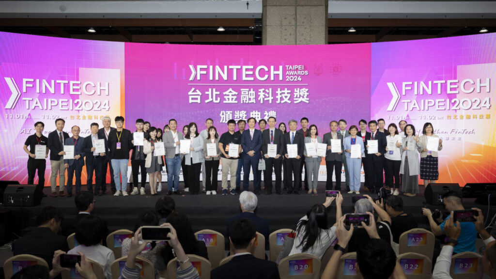 得獎者人才濟濟,涵蓋資訊、金融、永續各大領域。圖為2024台北金融科技獎得獎團隊大合照。圖/金融總會與台灣金融研訓院提供