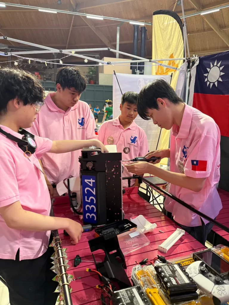 VIS國際實驗教育機器人研究社面對困境不放棄,主動向各國參賽隊伍尋求協助。募集淘汰零件,重新組裝一台可參賽的機器人。