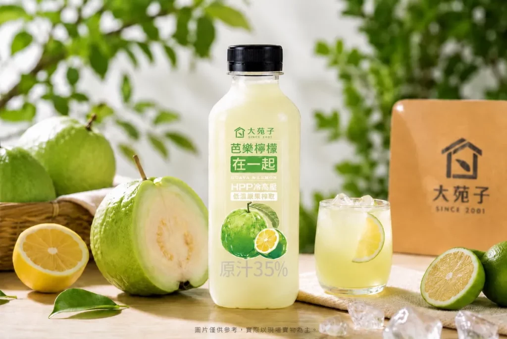 自6月29日起,大苑子宣布鮮果商城明星商品「芭樂檸檬在一起 HPP果汁 850mL」全面升級採用rPET(再生聚酯)環保再生瓶,正式啟動品牌包材循環革命。(圖片提供/大苑子)