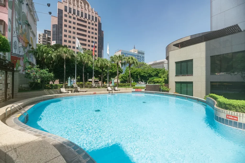 采.寓halo house推出超值住宿選擇,旅客入住期間可跨館使用長榮桂冠酒店(台中)露天游泳池、兒童海底笑笑屋及電玩室等五大項設施,三天兩夜環保房專案每晚只要2,599元起,不含早餐,一次體驗雙館樂趣。