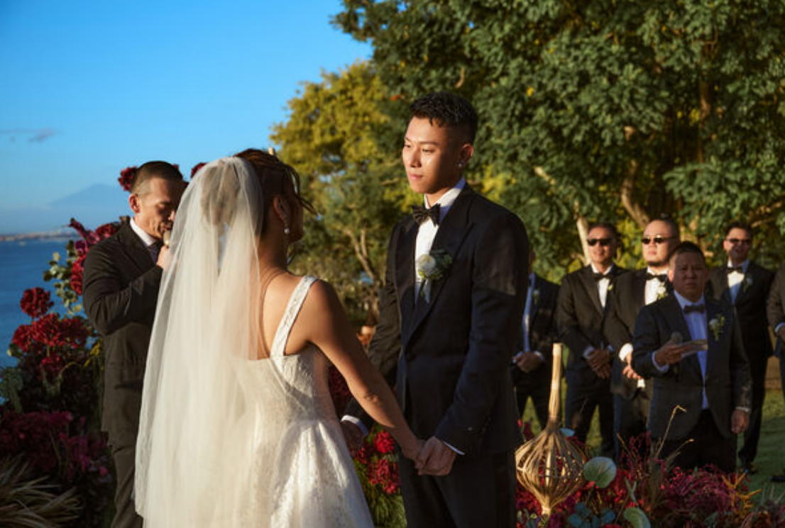 瘦子和老婆在峇里島補辦浪漫婚禮 。(圖/本色音樂提供)
