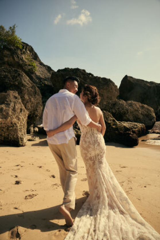 瘦子和老婆在峇里島補辦浪漫婚禮 。(圖/本色音樂提供)